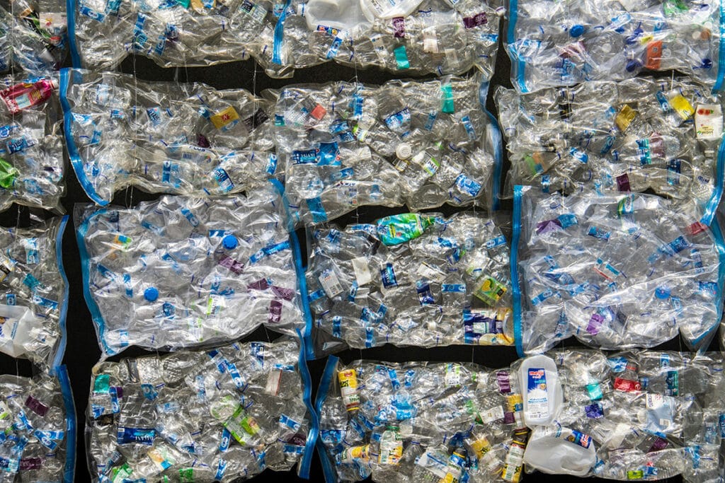 Plastikaffald presset sammen