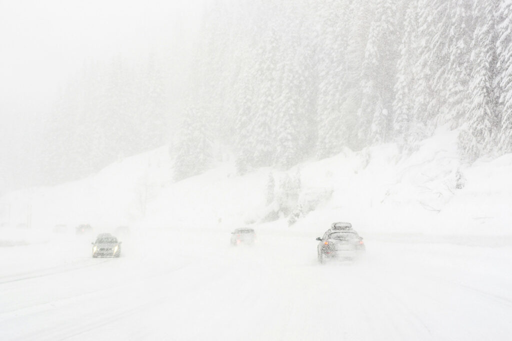 Biler i snestorm