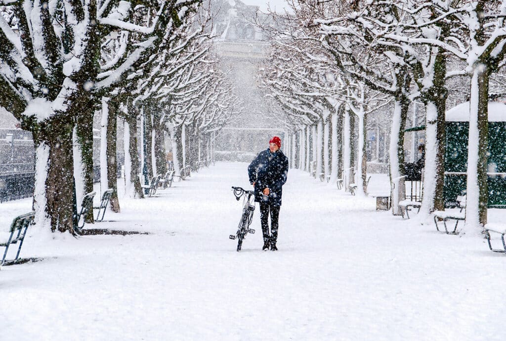 cyklist der går