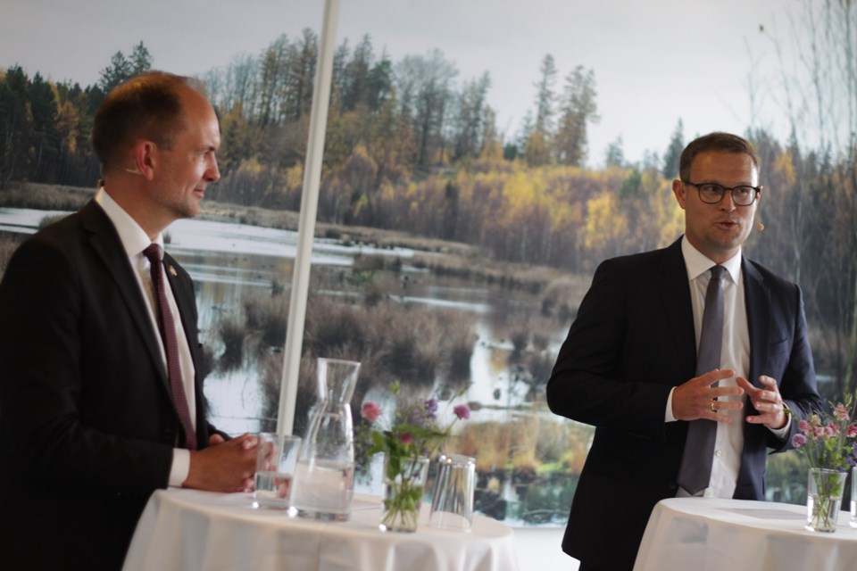 Christian Rabjerg Madsen er ny minister for natur og dyrevelfærd
02-06-2026
Nyhed
Statsminister Mette Frederiksen har i dag præsenteret sin regering, og Christian Rabjerg Madsen er udpeget som ny minister for natur og dyrevelfærd.
Afgående minister Jeppe Bruus og den tiltrædende minister for natur og dyrevelfærd Christian Rabjerg Madsen