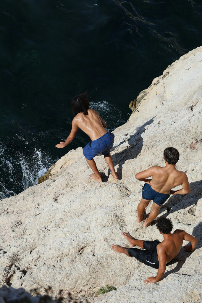 Folk der hopper fra klippe: Marseille, Frankrig