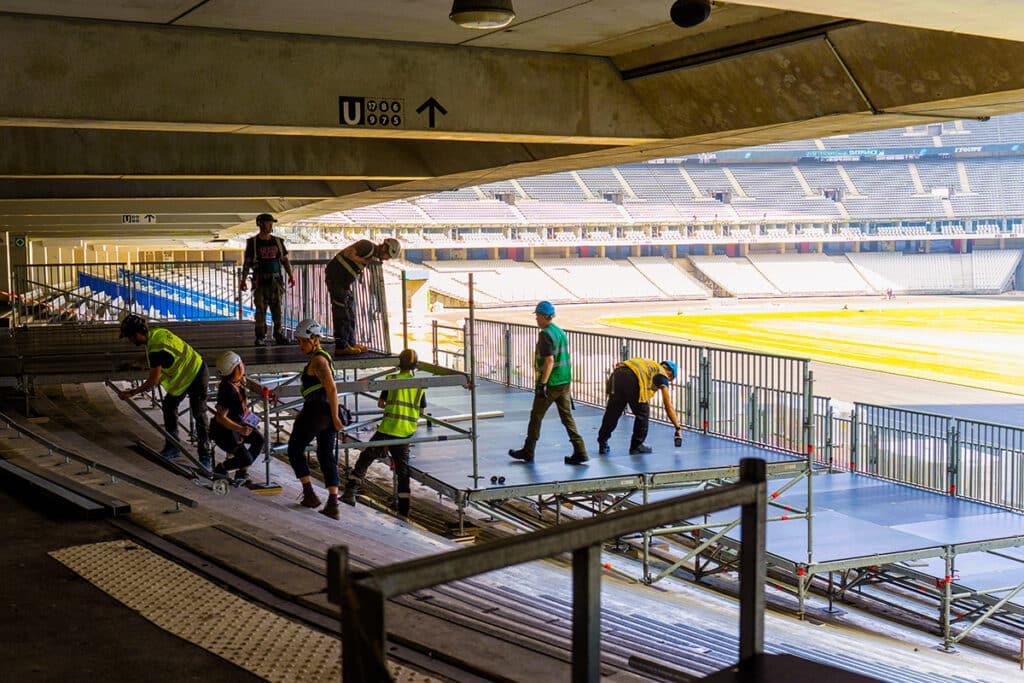 Byggearbejdere på fodboldstadium