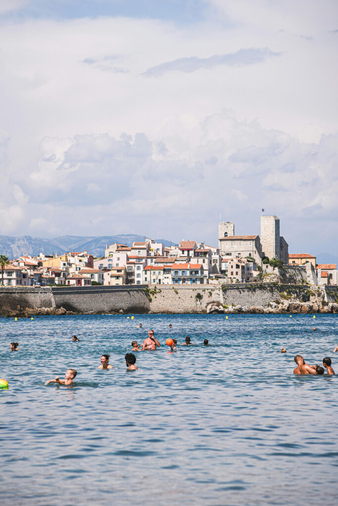 Folk der bader i Antibes, Frankrig