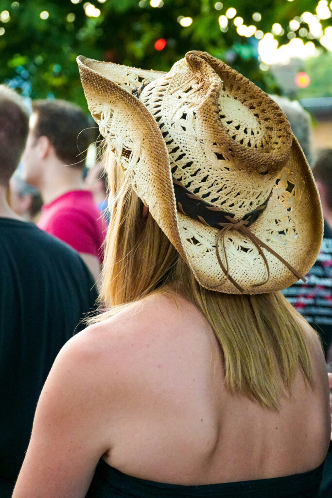 Kvinde med hat på festival