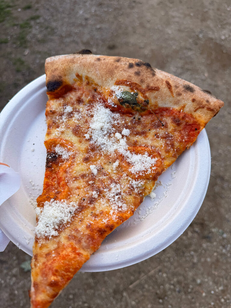 Pizzastykke fra boden Diamond Slice på Roskilde Festival