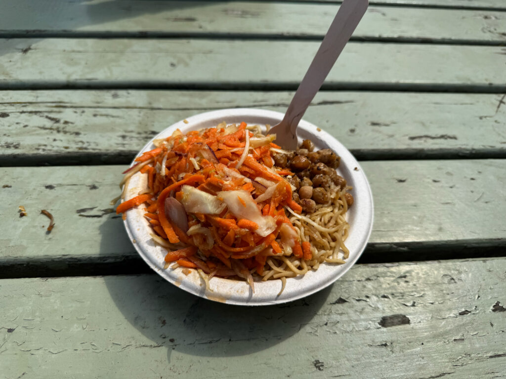 Stegte nudler fra boden Tokyo Streetfood på Roskilde Festival