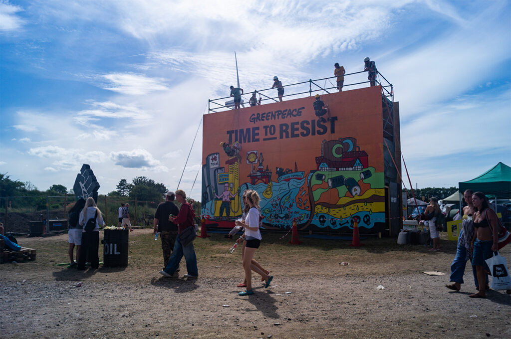 Greenpeace rappelling væg på Roskilde Festival