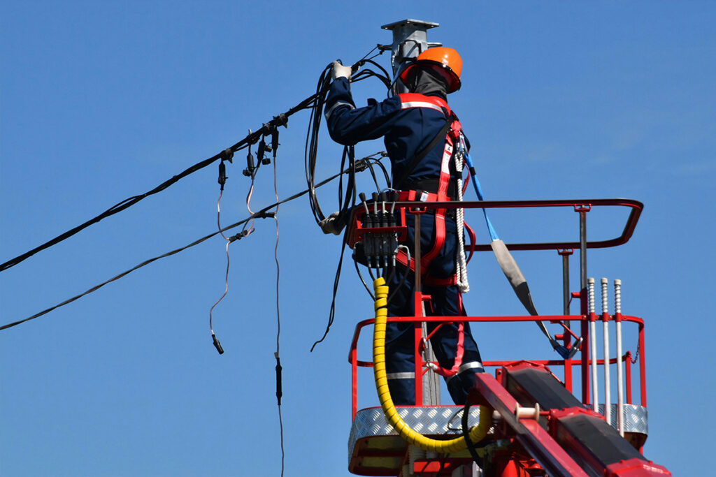 Eloperatør arbejder på elmast