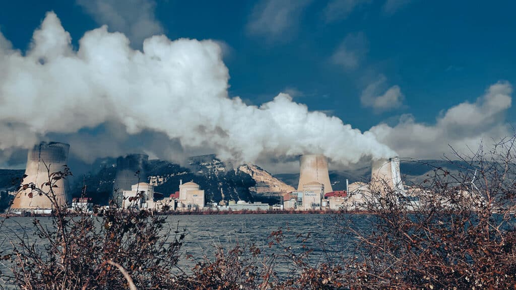 Atomkraftværk ved floden Rhône i Frankrig