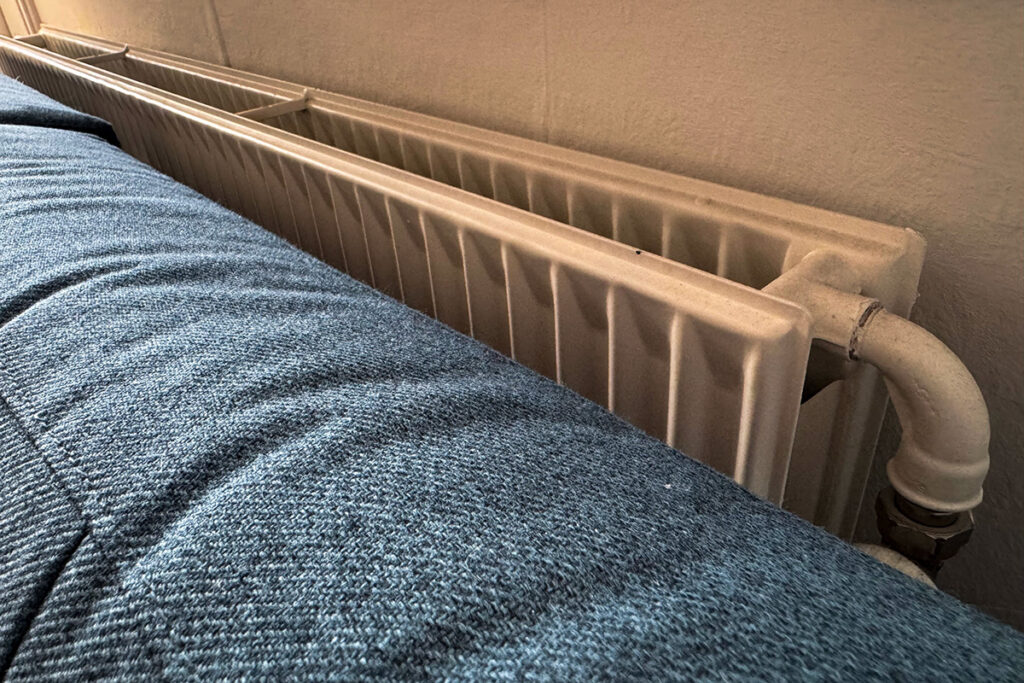 Sofa står foran radiator, så den ikke kan få luft
