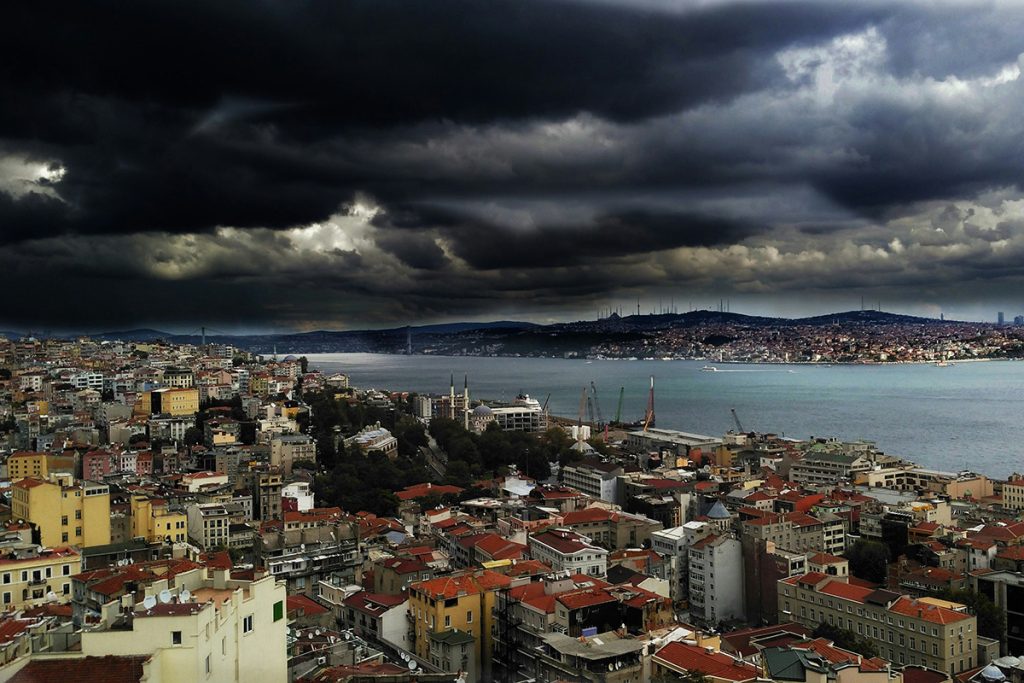 Mørke skyer over Istanbul