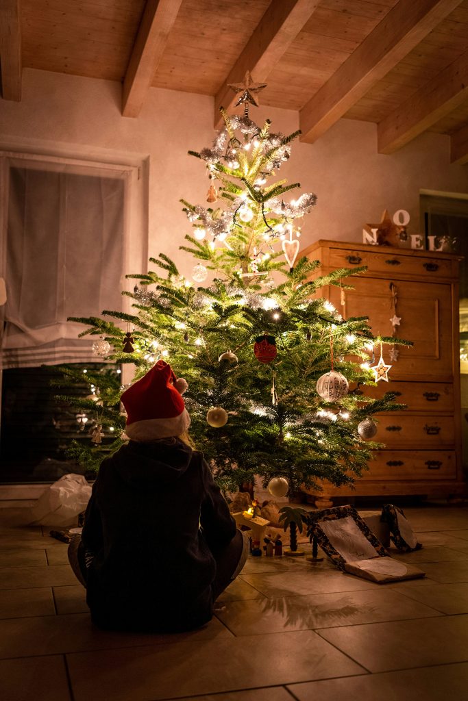 Barn foran juletræ