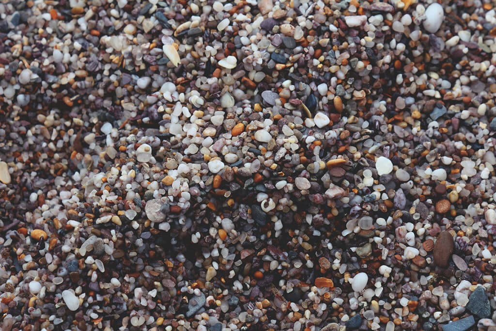 Småsten på strand