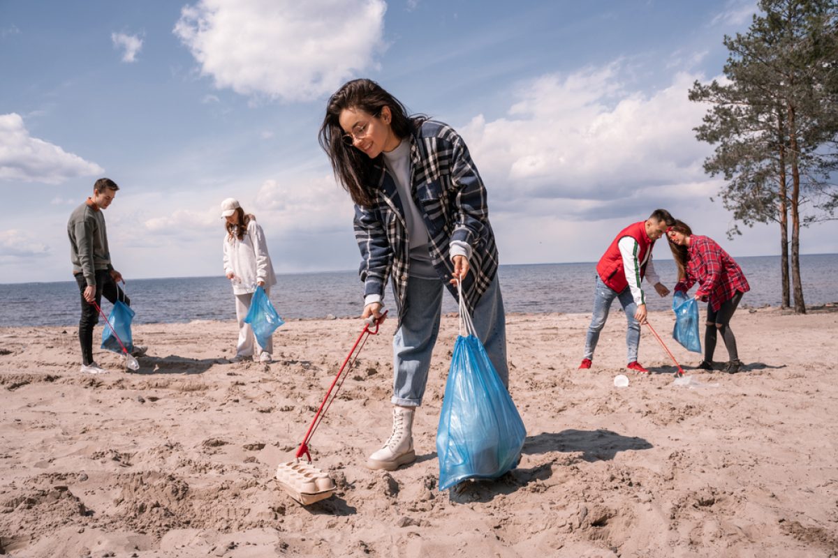 Samle skrald på stranden