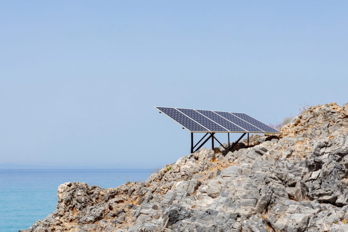 Solceller på klippe med oversigt udover havet