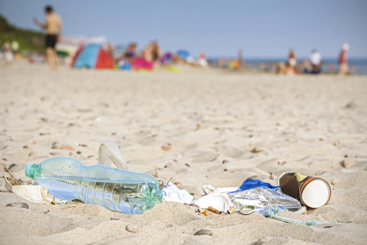 Affald på stranden