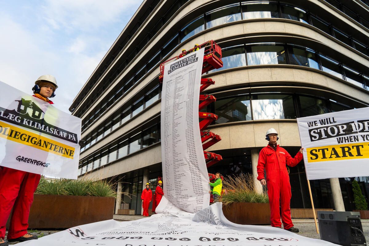 Greenpeace aktivister foran TotalEnergies kontor - giver kæmperegning