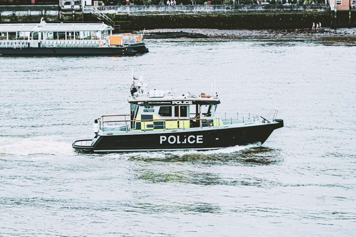 Politibåd på Thames-floden (Nathan Bartlett/Unsplash)