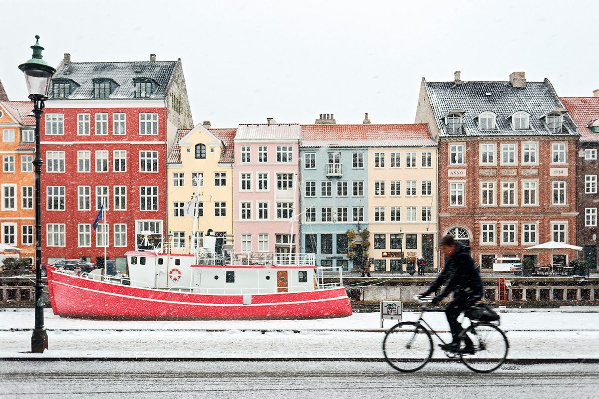 Cykel på vej gennem Nyhavn i sneen