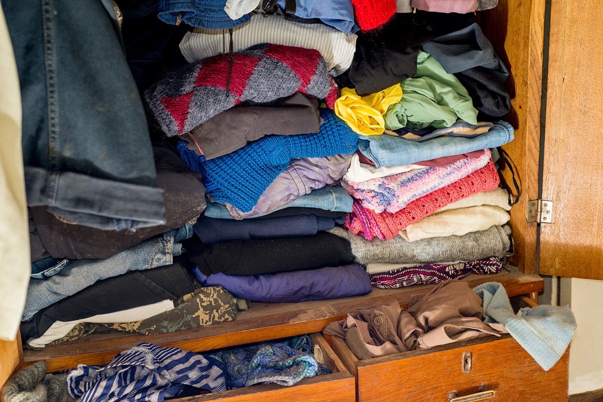 Overfyldt klædeskab